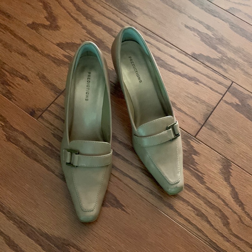 Kitten heel beige dress shoe - size 5